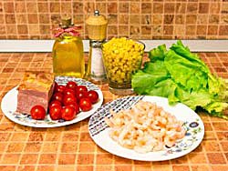 Салат с креветками, помидорой и кукурузой