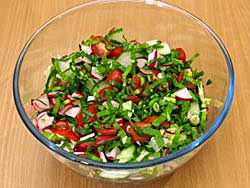 Салат с черемшой и овощами