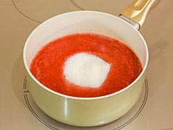 Абрикосовое желе с ягодным соусом