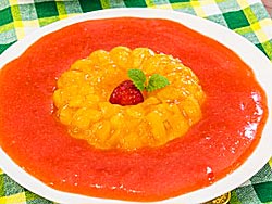 Абрикосовое желе с ягодным соусом